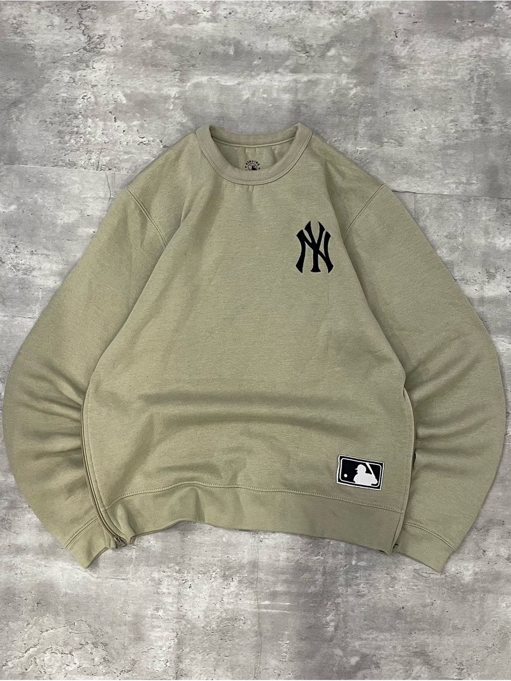 New York Yankees MLB Crewneck Sweatshirt Beige Embroidered Logo Mens Medium